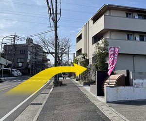 日之出陸橋を上って来られたら右手にアパートが見えてきます。 そこが日之出町交差点ですので右折します。