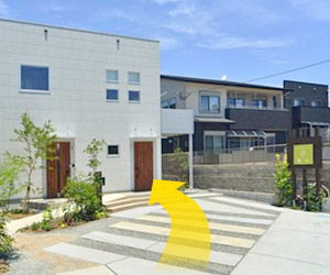 白色の四角い建物です。向かって右側が店舗入り口になります。 緑色の看板が目印です。
店舗目の前が駐車場になっております。3台駐車できます。