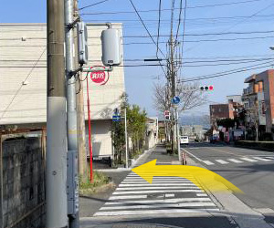 田上、KTS方面よりお越しの方は左手にアパートが見えてきますのでそこを左折します。