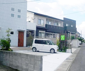 ラーメン屋の3軒隣りに店舗があります。店舗目の前が駐車場になっております。3台駐車できます。