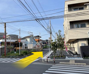 その日之出町交差点を空き地側に入られて下さい。