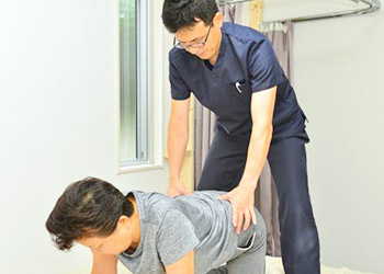 服を着たまま、どんな姿勢でも施術可能